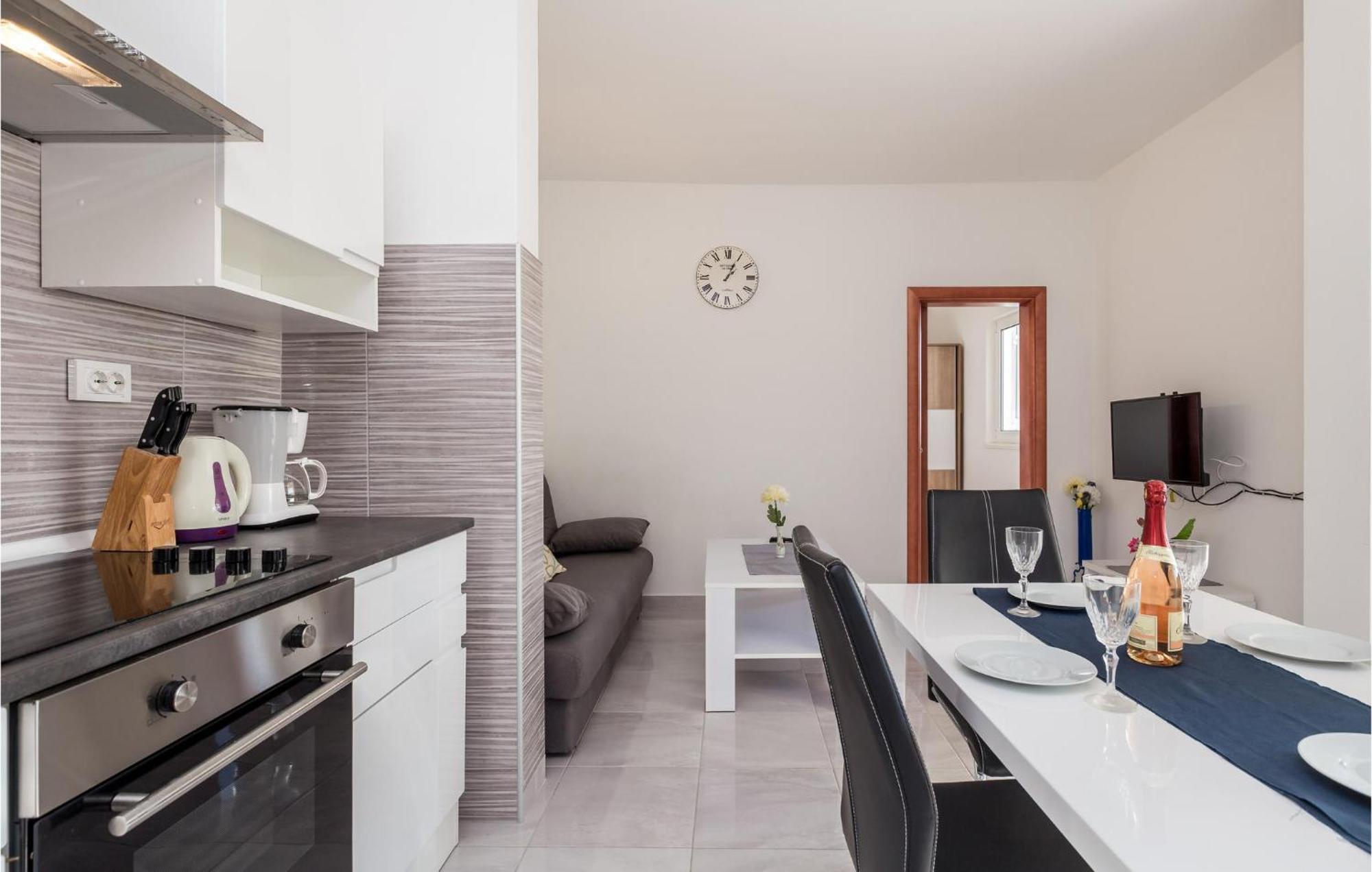 Pet Friendly Apartment In Kampor With Kitchen Eksteriør billede