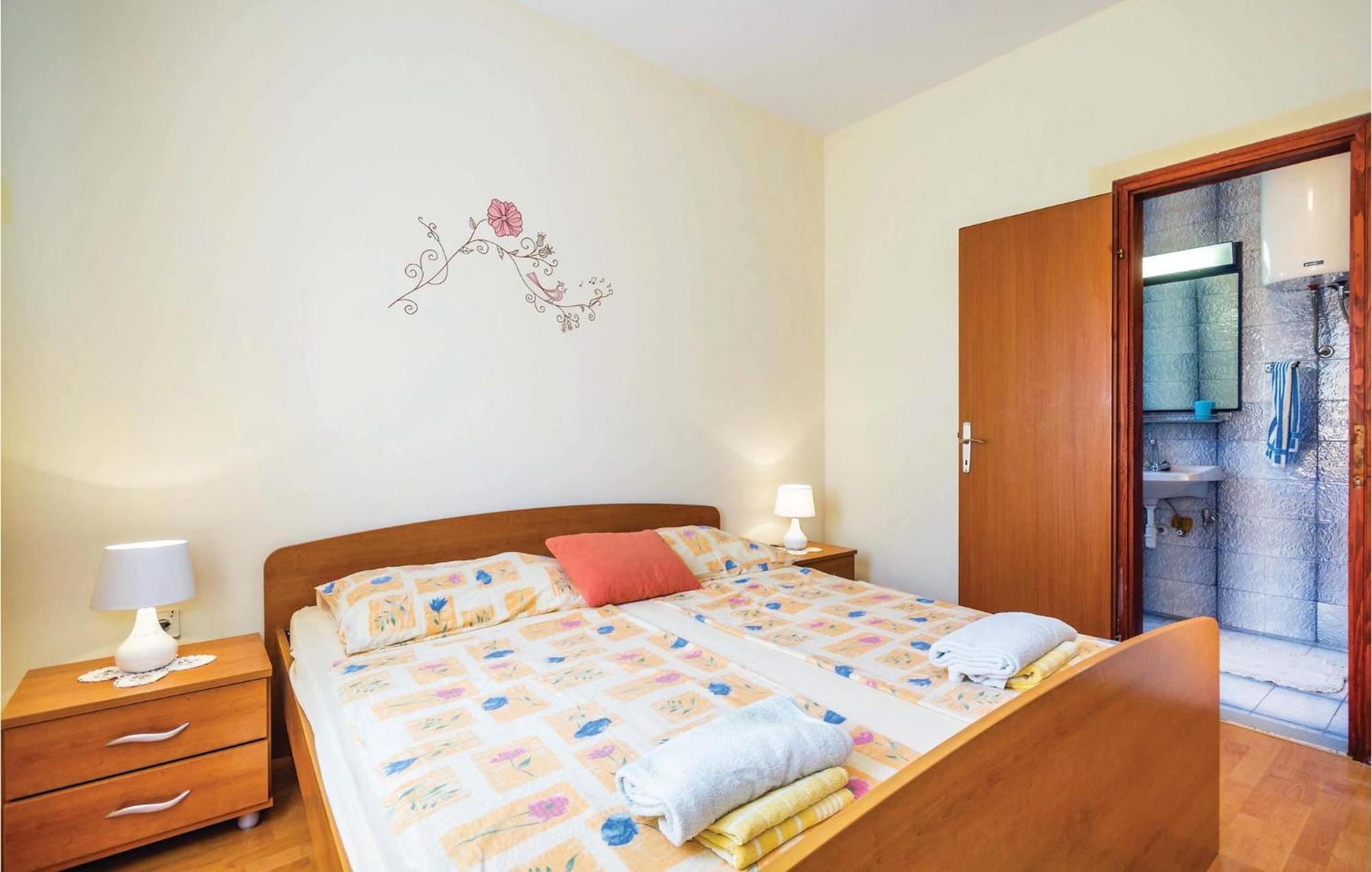 Pet Friendly Apartment In Kampor With Kitchen Eksteriør billede