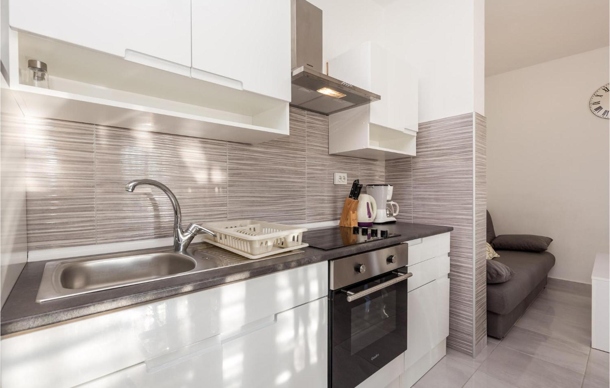 Pet Friendly Apartment In Kampor With Kitchen Eksteriør billede