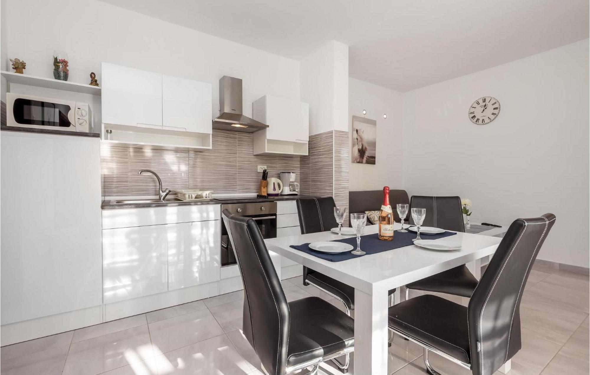 Pet Friendly Apartment In Kampor With Kitchen Eksteriør billede
