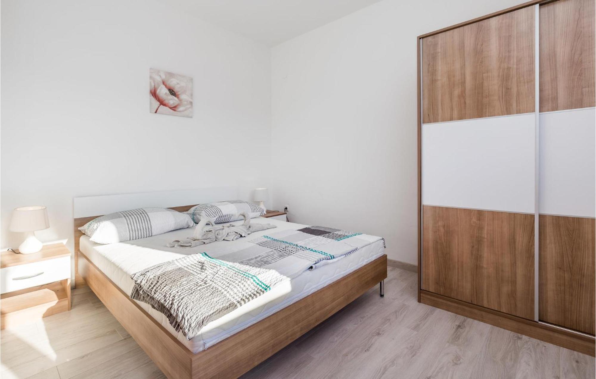 Pet Friendly Apartment In Kampor With Kitchen Eksteriør billede